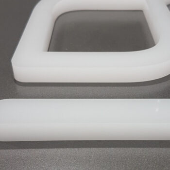Scritta in plexiglas opalino - TraSparente Group