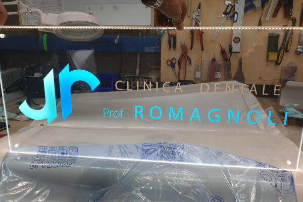 Targa in plexiglas per studio dentistico - TraSparente Group