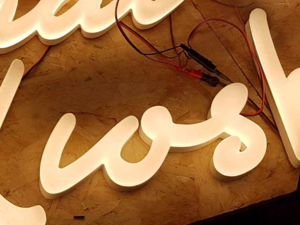 Dettaglio insegna luminosa per temporary shop - TraSparente Group