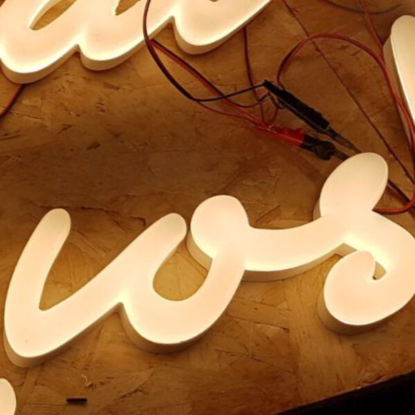 Dettaglio insegna luminosa per temporary shop - TraSparente Group