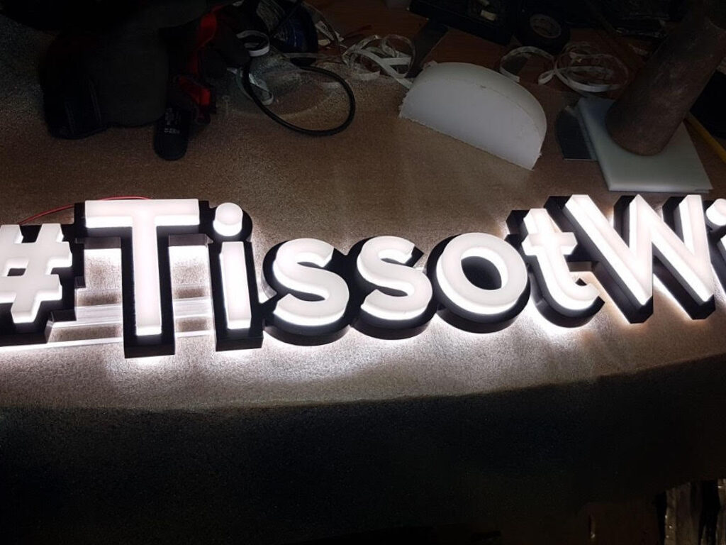 Insegna luminosa in forex e plexiglas opalino retroilluminato - TraSparente Group
