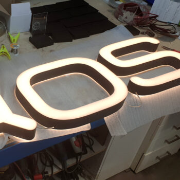 Realizzazione insegna luminosa in facciata per punto vendita Iqos - TraSparente Group
