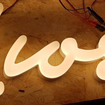 Insegna luminosa in plexiglas opalino con fresatura 3D - TraSparente Group
