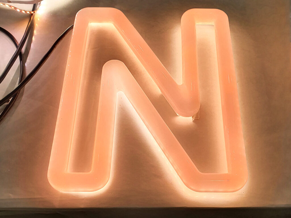 Insegna luminosa a led in plexiglas opalino effetto neon - TraSparente Group