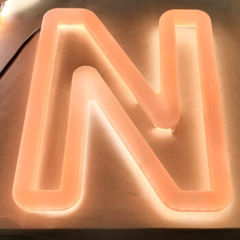 Insegna luminosa a led in plexiglas opalino effetto neon - TraSparente Group