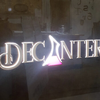 Insegna con pannello in mdf e scritta in alluminio retroilluminato - TraSparente Group