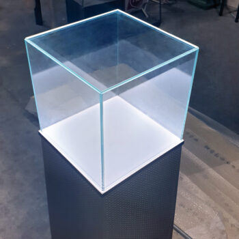 Colonna espositiva in ottone e plexiglas - TraSparente Group