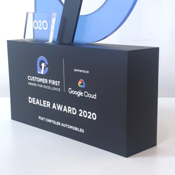 Trofeo personalizzato con base in plexiglas monosatinato - TraSparente Group