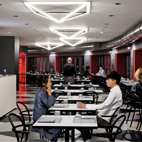Lampadari con effetto neon per allestimento ristorante - TraSparente Group