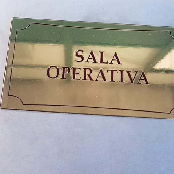 Targa per segnaletica aziendale in ottone inciso e lucidato - TraSparente Group