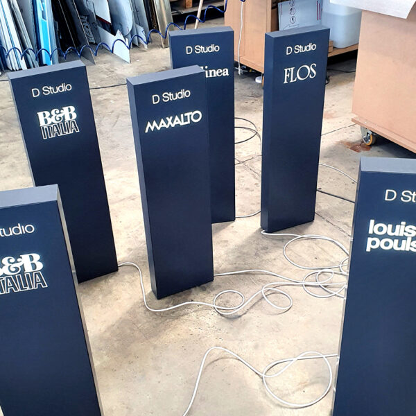Colonnine informative per allestimento showroom - TraSparente Group