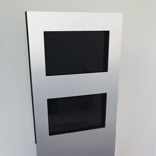 Totem in dibond con intaglio per monitor - TraSparente Group