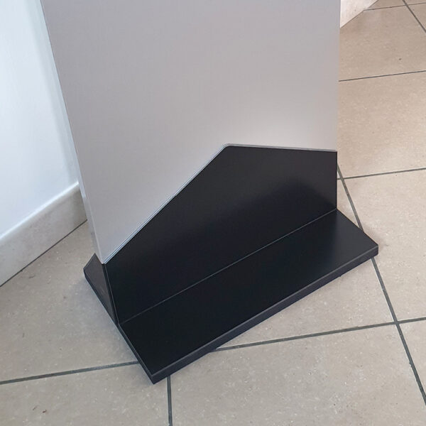 Totem in dibond, dettaglio della base - TraSparente Group