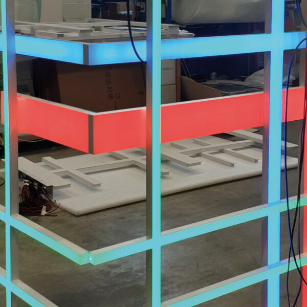 Struttura in alluminio con plexiglas opalino e impianto led - TraSparente Group