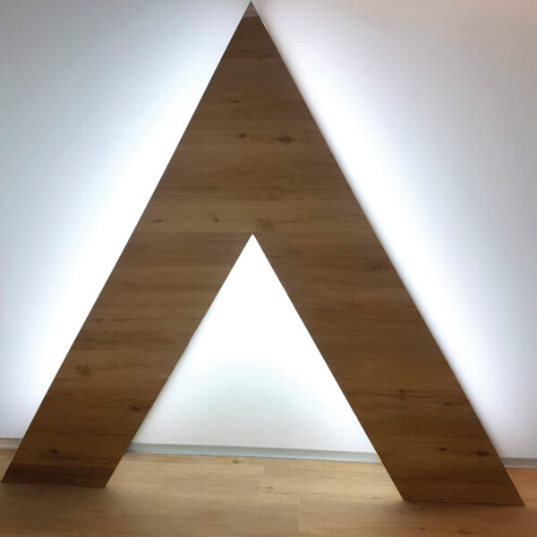 Logo in plexiglas opalino e legno - TraSparente Group