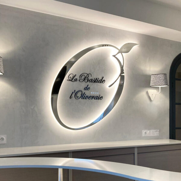 Logo welcome in plexiglas specchiato - TraSparente Group
