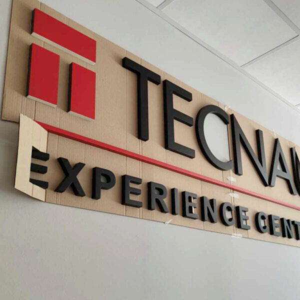 Installazione logo su parete - TraSparente Group