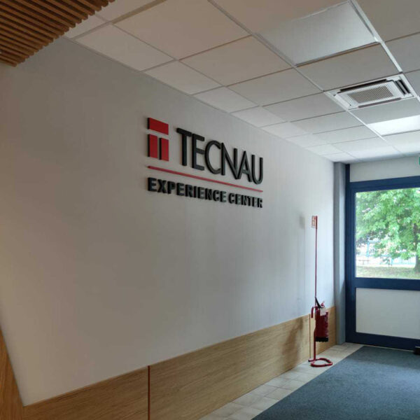 Logo su parete backdrop per reception - TraSparente Group