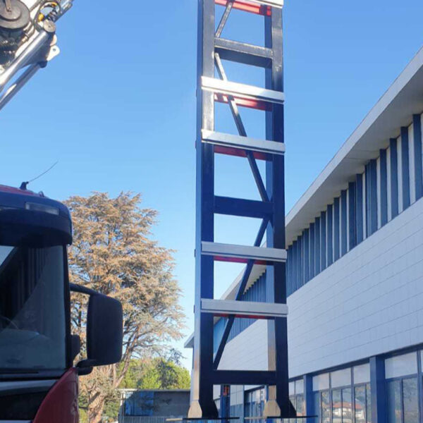 Installazione totem pubblicitario estreno - TraSparente Group