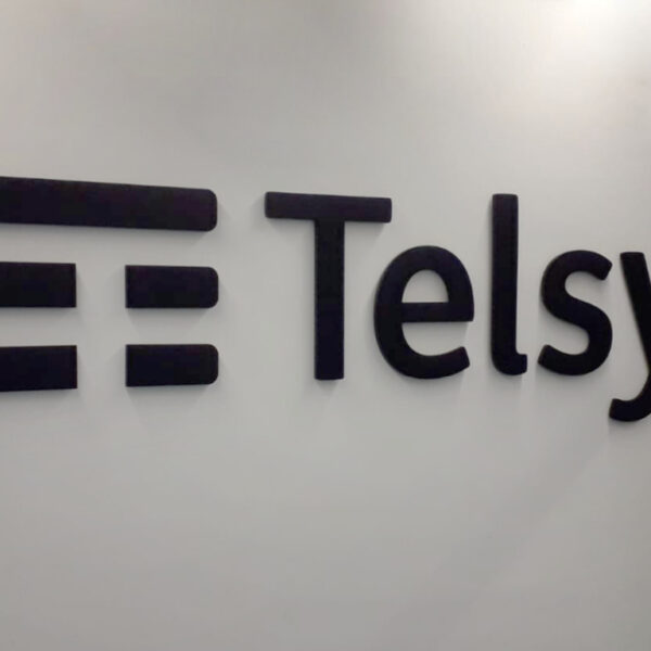 Logo su parete per arredo ufficio Telsy - TraSparente Group